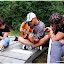 La guitare, instrument indispensable en colo.