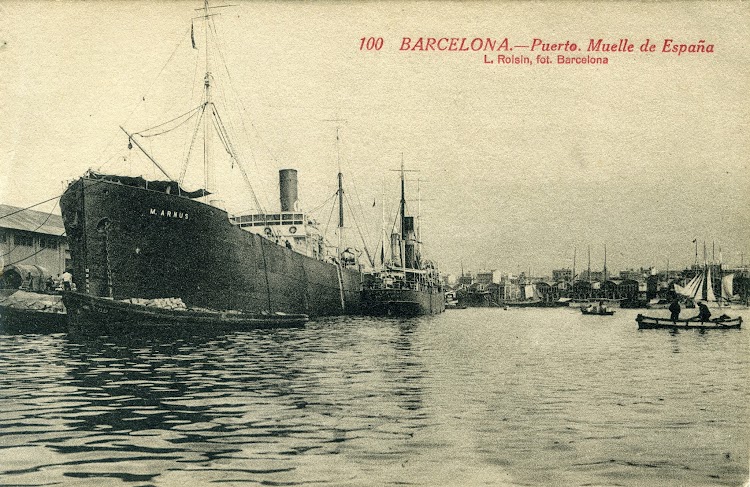 Vapores M. ARNUS y JAUME D´URGELL en Barcelona. Ca. 1920. Probablemente cuando ya se amarro la flota de los Taya. Postal.jpg