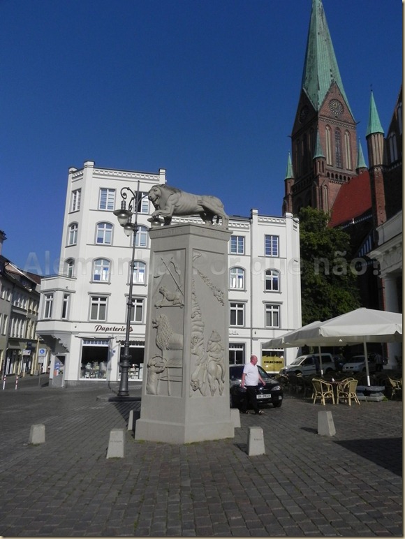 Schwerin 3 A praça do mercado de Schwerin e o Löwendenkmal
