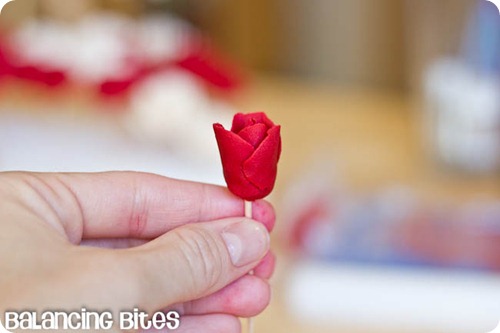 How to make small gumpaste roses (28)