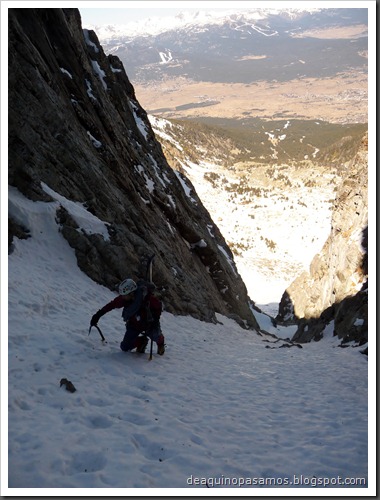 Corredor Gigolo 240m 65º IV (Cambre d'Aze 2750m, Cerdanya, Pirineos) (Omar) 0982