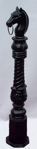 This hitching post is such a fun way to store a bike. (horsehitchingposts.com)