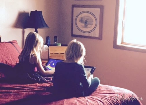 [cousins-on-bed-with-ipads7.jpg]