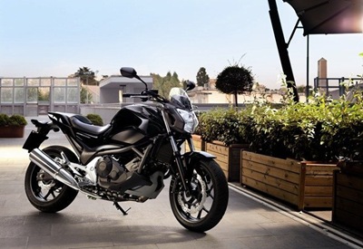 [022_honda_nc700s_front_3_4_stat%255B2%255D.jpg]