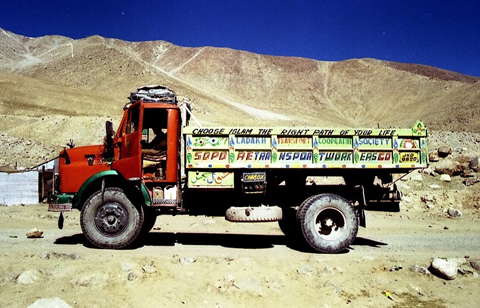 Camion con motti religiosi sulla lunga strada che collega Keylong a Leh attraverso l'Himalaya
