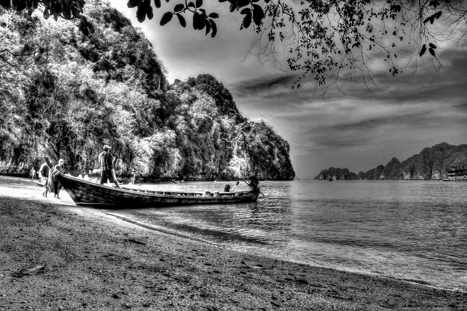 [black-and-white-fishing-boat-Phang-N.jpg]