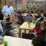 bezoek rusthuis kleuters 076.JPG