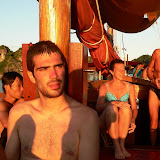 Coucher de soleil sur la jonque. Cest lheure de lapéro captain Chinh ? Un petit alcool de riz de dessous les fagots ?