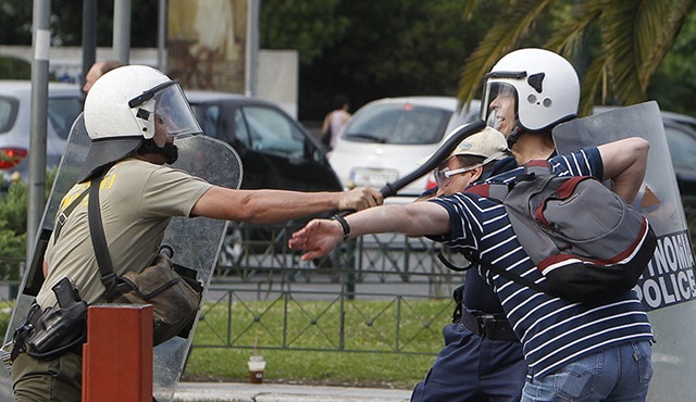 [A-riot-policeman-strikes--004%255B3%255D.jpg]