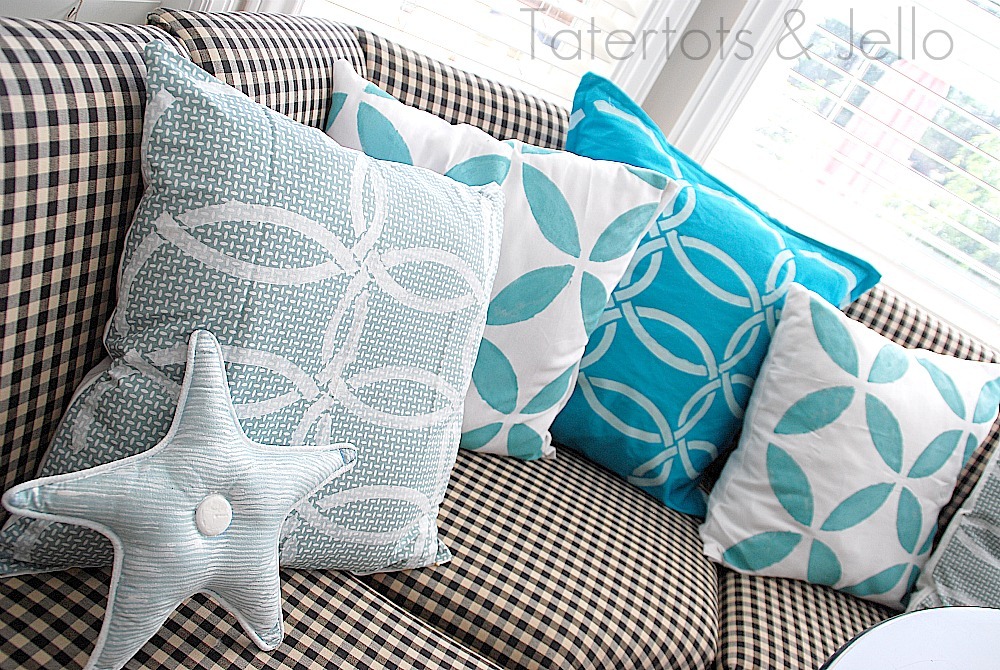 [stenciled%2520napkin%2520pillows%2520from%2520the%2520side%255B4%255D.jpg]