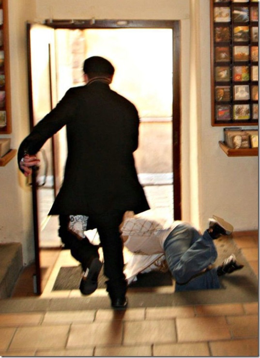 celebrities-falling-down-36