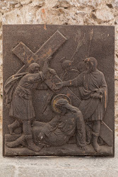 V. Station - Simon von Cyrene hilft Jesus das Kreuz zu tragen.

Foto: Vojtěch Krajíček