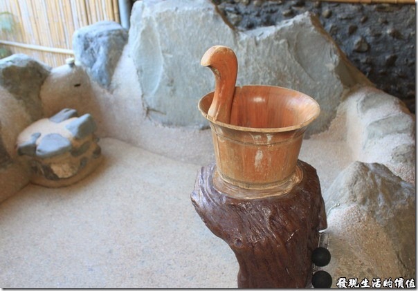 寶來-芳晨溫泉渡假村。蠻典雅的木頭水杓，這水杓的好處是不會沉到水下，真的很方面。