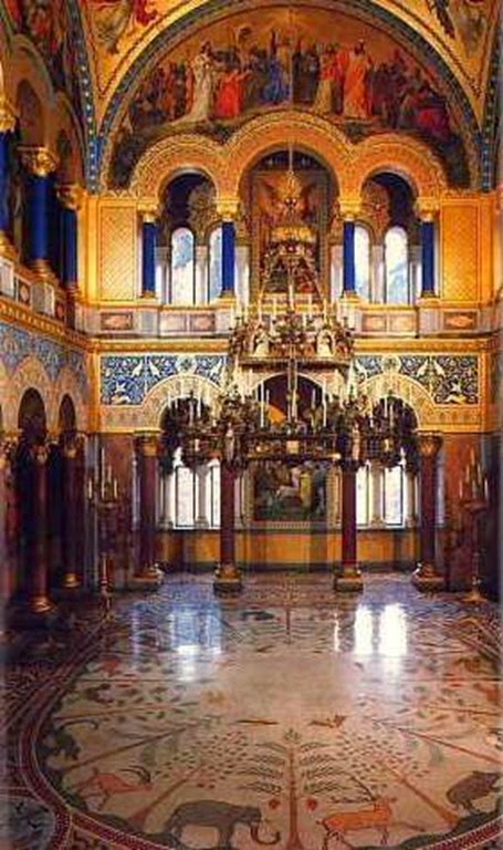 El Salón del Trono (fotos inferiores), a pesar de haber quedado i El Salón del Trono (fotos inferiores), a pesar de haber quedado i