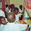 02.jpg - Les élèves découvrent pour la première fois une bibliothèque. Commune de Kimbanseke