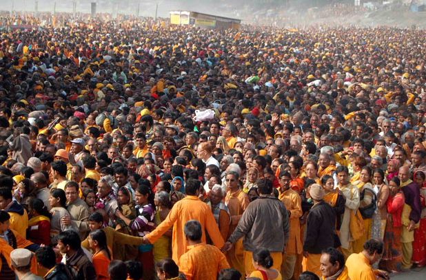 Hindu devotees crowd the site of a stampede after the accident on the banks of the River Ganges in Haridwar, 9 November 2011. The stampede killed 16 Hindu pilgrims and injured about 50 during a religious ceremony when thousands of people had converged on the river banks. AP