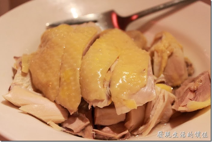 花蓮-理想大地渡假村中餐廳。這其實就是白斬雞，可是雞皮卻非常的有咬勁，雞肉也非常鮮嫩，感覺比一般的白斬雞好吃。