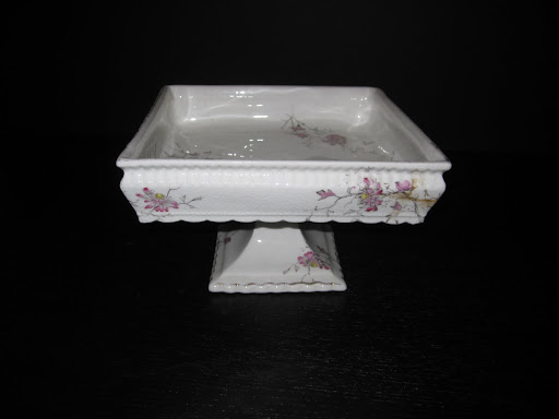 What a beautiful design and elegant painted detail to this cake stand that has a boxed-edge.