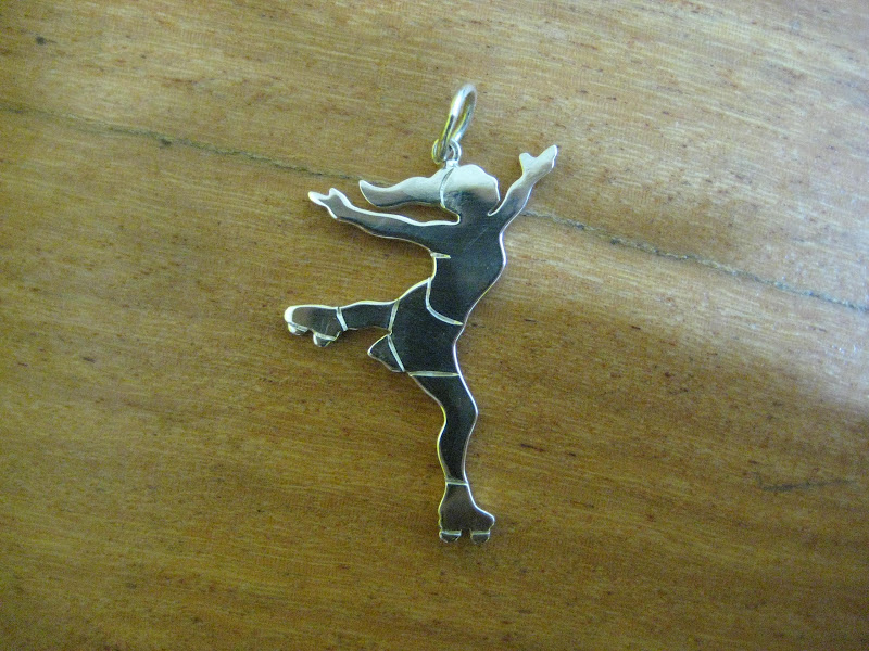 Patinadora Fotos de Pingentes. Foto numero 6585 da designer de joias de Patricia Madeira, de Brasilia, DF, que cria colecoes de joias, aneis, brincos, pingentes, braceletes e outras joias de vanguarda.