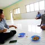 写真4　Rumah Anchaiで聞き取り調査をする加藤 / Photo4  Ms. Kato making an interview with the resident of the longhouse of  Rumah Anchai.