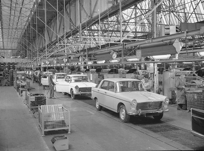 Montage, Peugeot 404 en bout de ligne en 1961 Montage, Peugeot 404 en bout de ligne en 1961