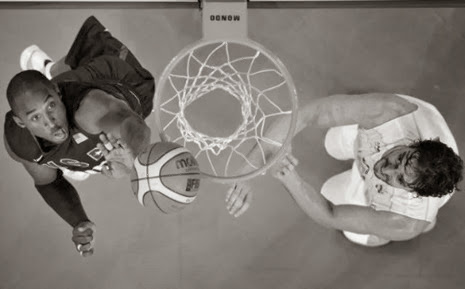 El aro, separando a unos y otros. El balón, de lado vencedor. gasol-bryant