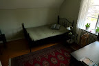 Övre rummet, en 120cm:s enkelsäng.