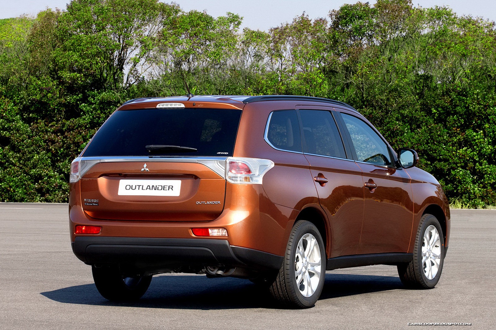 2013-Mitsubishi-Outlander-5[2].jpg