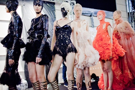 alexander-mcqueen-rtw-ss2012-candids-19_112343500149.jpg_carousel_parties