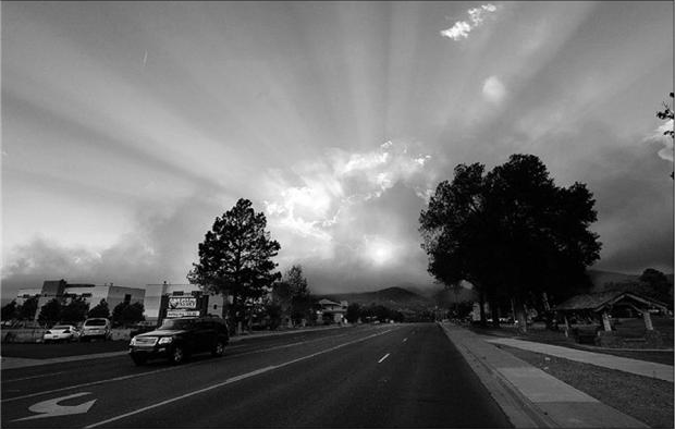 The sun shines through the smoke from a wildfire near the Los Alamos National Laboratory in New Mexico, 29 June 2011. Eric Draper / Reuters / calgaryherald.com