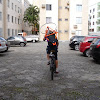 Levando a bici para o médico. Comentário importante sobre a foto: Esse foi um dos dias que os carros mais me respeitaram no transito, éé, eles morrem de medo quando nós carregamos objetos estranhos!! =p