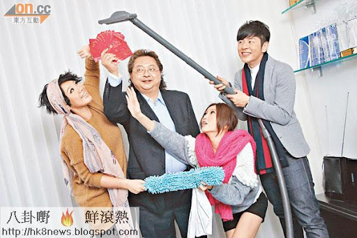 許廷鏗拿吸塵機圖吸高層手上的利是，兩女亦搶埋一份。