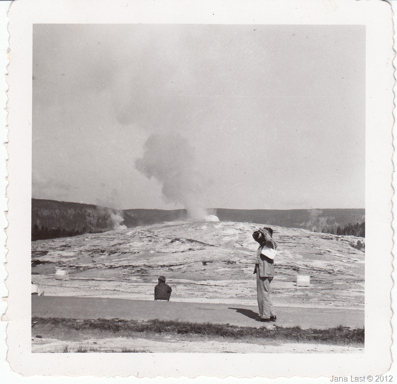 [Old%2520Faithful%2520Geyser%2520in%2520Yellowstone%2520National%2520Park%252C%2520Wyoming%25203%255B5%255D.jpg]