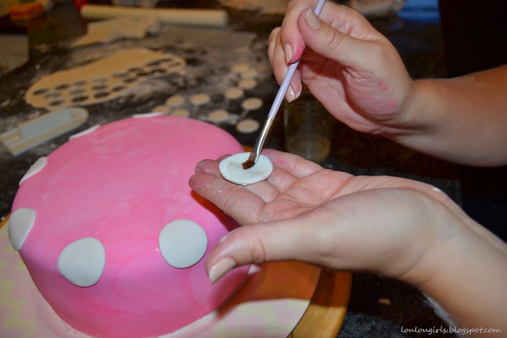 [How-To-Make-a-Minnie-Mouse-Birthday-Cake%2520%25282%2529%255B3%255D.jpg]