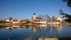 Dolní Jarošův rybník a krásný pohled na obec Stonařov nabízí zastavení č. 2 - Kde bydlí užovka?