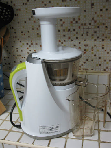 Here's the Hurom Slow Juicer setup: It assembles in about a minute.