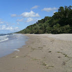 Plaża do Pobierowa pokryta jest małymi kamyczkami i wąsami z glon&oacute;w.