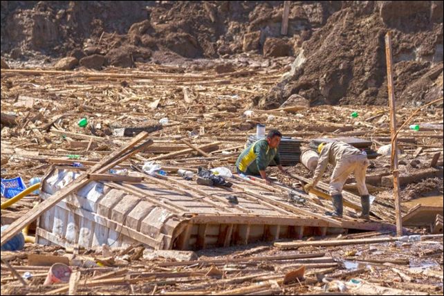 People search among the rubble in an area which was flooded in Chanaral, northern Chile, on 1 April 2015. Photo:  Patricio Miranda / AFP Photo