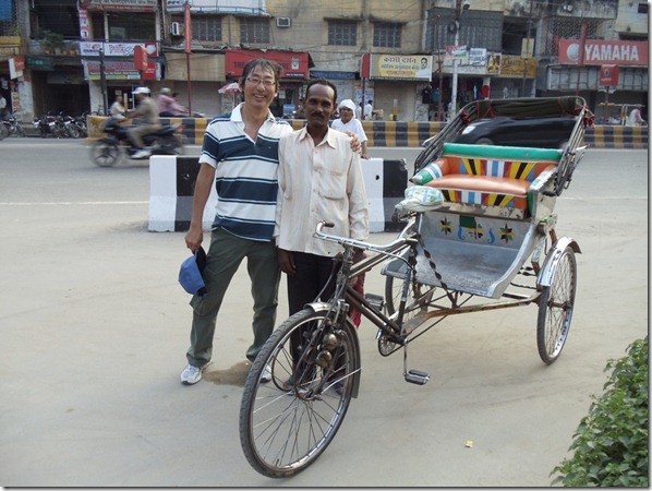 Eu e o Riquixá-man que contratei em Varanasi