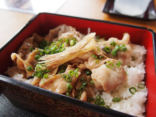 ホエー豚の豚しゃぶ丼みたいの。ついたとき、ホテルのレストランほとんどランチ終了してたので仕方なくゴルフ場併設のレストランに行ったけど、めちゃうまよ！！