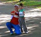 Henrik unterstützte die Läufer heute in Zeuthen und begleitete den Bambini Jannis auf dem 1,2 Km-Kurs.