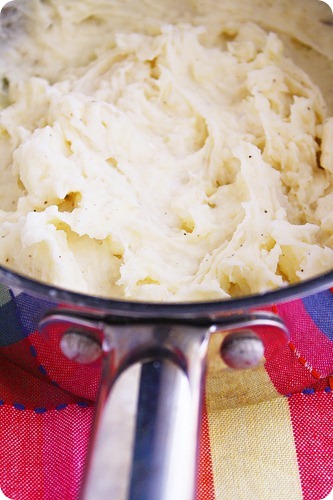 Light ‘n Creamy Garlic Mashed Potatoes – Fluffy, creamy mash made skinny! They taste even better than full-fat mashed potatoes! | thecomfortofcooking.com