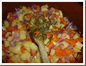 Penne con patate, carote, cipolla, erba cipollina e peperoncino fresco (1)