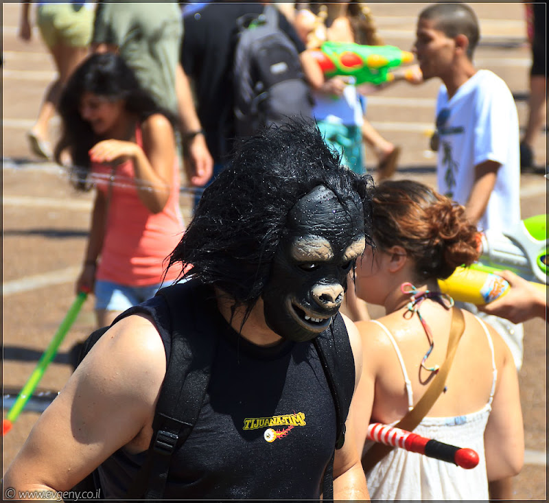 il/Настоящее мочилово в центре Тель Авива (20110701 ta water war 022 6731)