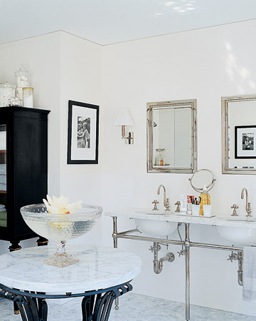I decorated this bathroom several years ago for a fellow martha stewart employee.  (marthastewart.com)
