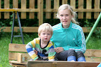Freja och Viggo i sandlådan augusti 2010