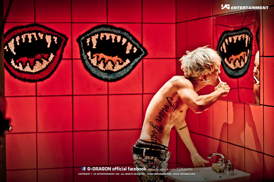 G-Dragon - Crayon - 2012 - 02.jpg