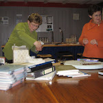 Rinie en Mariet, bezig met utstallen erfenis dec. 2005.jpg