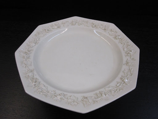 Here is a closer look of the top of the stand. The details will not be covered when dessert is placed on it's surface.