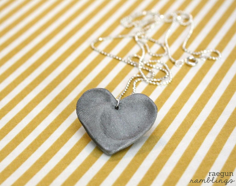 [fingerprint%2520heart%2520necklace%2520tutorial%2520by%2520raegun%2520ramblings%255B4%255D.jpg]